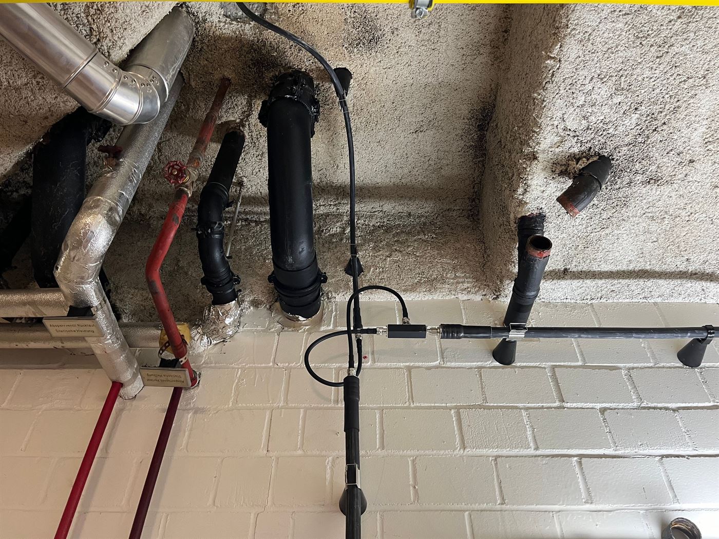 Hochdruckspülung einer Abwasserleitung an einer Kellerdecke